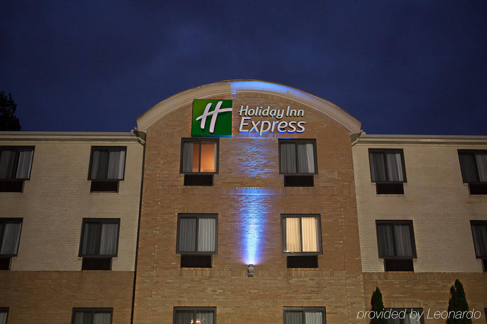 Holiday Inn Express Hotel & Suites Canton By Ihg Exterior foto