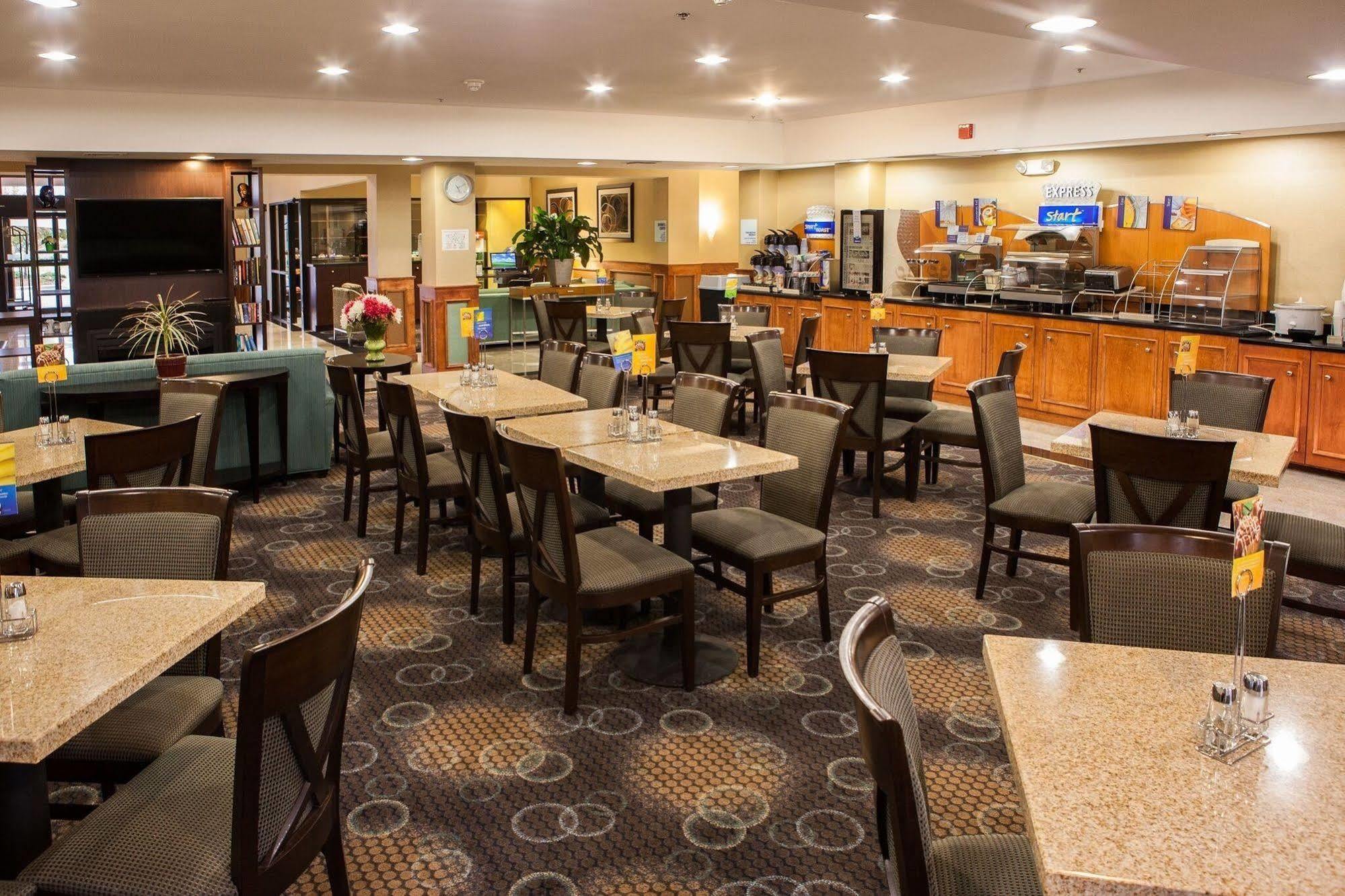 Holiday Inn Express Hotel & Suites Canton By Ihg Exterior foto